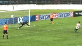 O goleiro Afonso defende o pênalti cobrado por Ronny Taperaçu e garante a vitória nos pênaltis para o Santa Rosa, no Diogão.