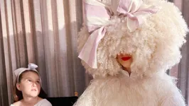 Marca registrada: Sia aparece com o rosto coberto na capa do novo álbum