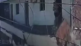 Vídeo mostra queda de marquise que feriu mulher e criança em Vitória de Santo Antão