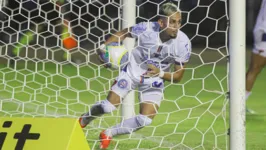 Biel busca a bola no fundo das redes, após marcar o gol que iniciou a reação do Bahia no clássico contra o Vitória.