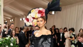 Co-anfitriã do evento, Zendaya apresentou dois looks