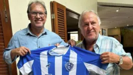 Zico recebe o manto bicolor das mãos de Vandick