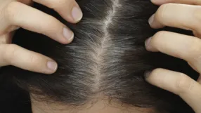 O fato é que os cabelos grisalhos não necessariamente são sinais de envelhecimento; no entanto, é preciso investigar suas origens.