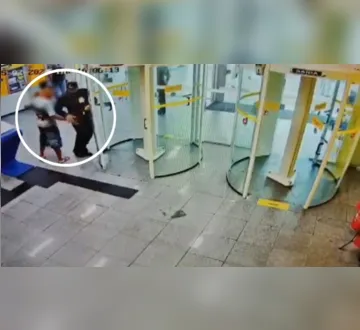 Imagem ilustrativa da imagem Vídeo: adolescente rouba arma e atira em vigilante de banco