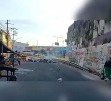 Imagem ilustrativa da imagem Vídeo: protesto de feirantes bloqueia via no entroncamento