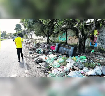 Imagem ilustrativa da imagem Lixo permanece acumulado em várias ruas da capital