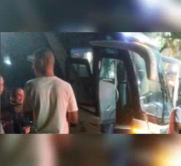 Imagem ilustrativa da imagem Ladrões entram em ônibus para roubar e passageiros eram PMs