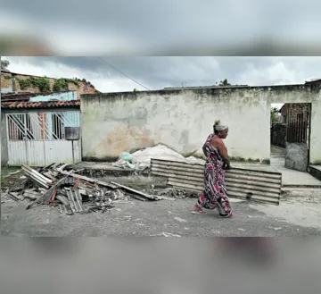 Imagem ilustrativa da imagem Moradores reconstroem casas e contam prejuízos após ventania