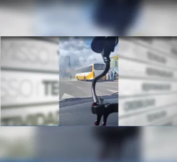 Imagem ilustrativa da imagem Vídeo: ônibus pega fogo em avenida de Belém