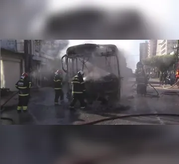 Imagem ilustrativa da imagem Vídeo: mais um ônibus pega fogo no meio da rua em Belém
