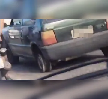 Imagem ilustrativa da imagem Vídeo: carro é flagrado trafegando sem pneu em plena BR-316