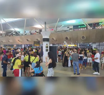 Imagem ilustrativa da imagem Multidão lota Aeroporto de Belém para receber ex-BBB Alane