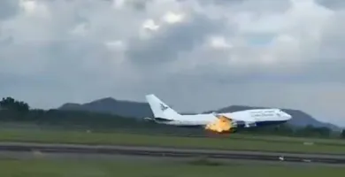 Imagem ilustrativa da imagem Avião com 468 a bordo pega fogo em decolagem na Indonésia