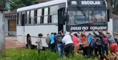 Imagem ilustrativa da imagem Vídeo: estudantes precisam empurrar ônibus escolar atolado