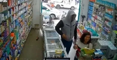 Imagem ilustrativa da imagem Vídeo: mulher tem crise de riso durante assalto
