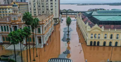 Imagem ilustrativa da imagem Centro de Porto Alegre fica sem água e energia na inundação