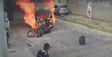 Imagem ilustrativa da imagem Vídeo: motociclista é atropelado por Kombi em chamas no RJ