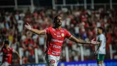 Luciano Todinho comemora gol marcado na  vitória do Vila Nova sobre o Guarani no encerremento da primeira rodada da Série B 2024.
