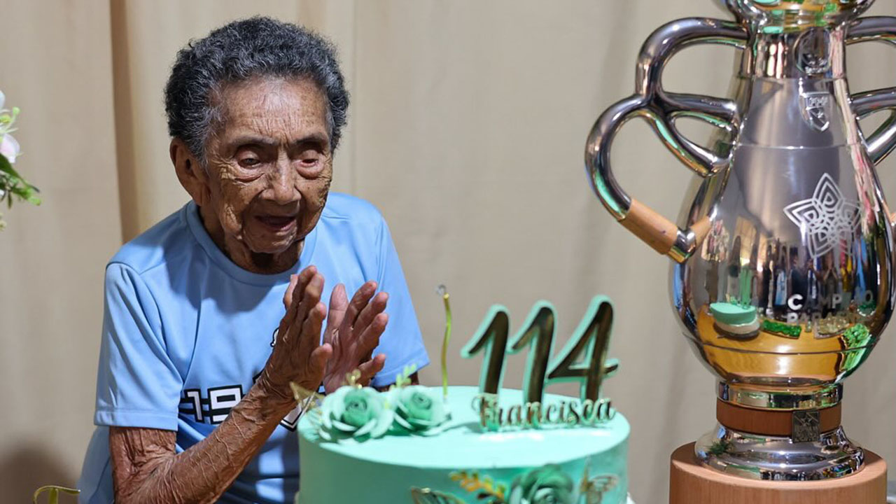 Dona Francisca viu todos os títulos da história do Paysandu e comemora seus 114 anos de vida.