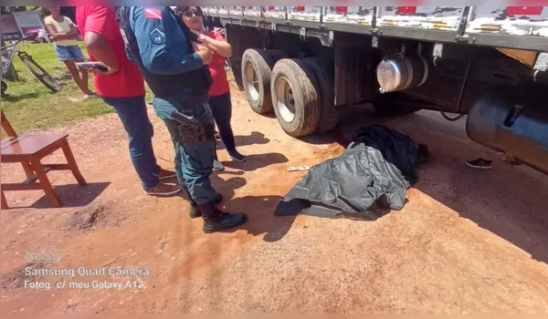 O corpo da criança estava embaixo do caminhão.