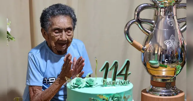 Imagem ilustrativa da notícia Torcedora de 114 anos ganha visita e homenagem do Paysandu