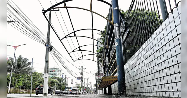 Imagem ilustrativa da notícia Usuários sofrem com paradas de ônibus abandonadas