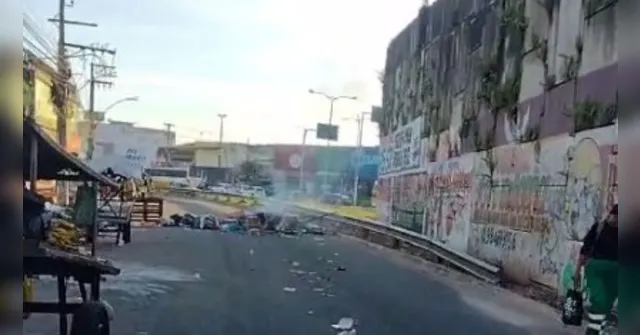 Imagem ilustrativa da notícia Vídeo: protesto de feirantes bloqueia via no entroncamento