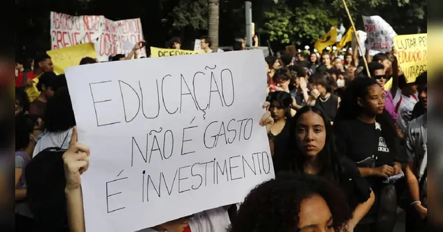 Imagem ilustrativa da notícia Carga horária de formação básica retorna ao projeto de lei