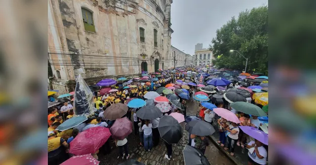 Imagem ilustrativa da notícia Chuva e fé: as imagens da Procissão do Encontro em Belém