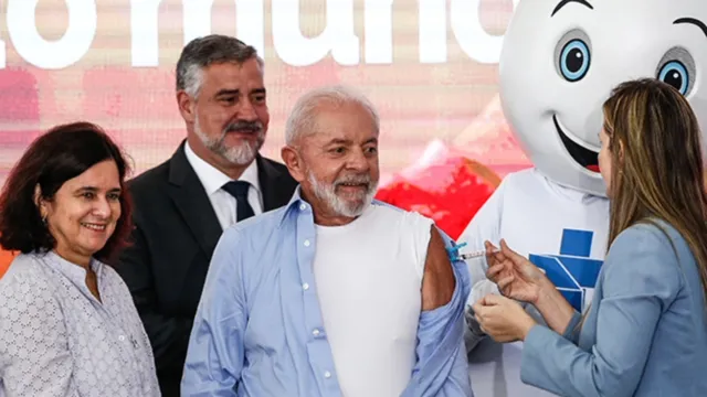 Imagem ilustrativa da notícia Lula é vacinado no Planalto e reage à fala de Bolsonaro