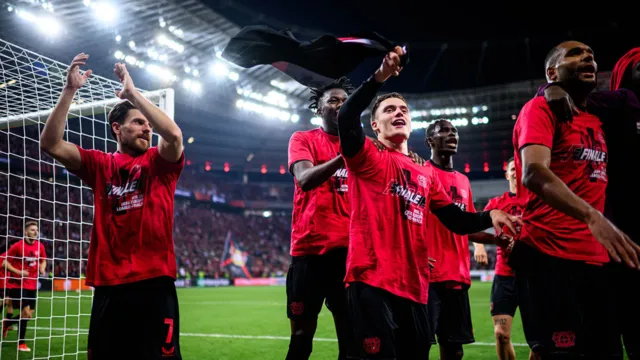 Imagem ilustrativa da notícia Leverkusen empata no fim, segue invicto e está na final