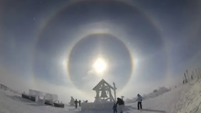 Imagem ilustrativa da notícia Vídeo: céu de Mongólia aparece com cinco sóis