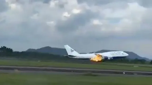 Imagem ilustrativa da notícia Avião com 468 a bordo pega fogo em decolagem na Indonésia