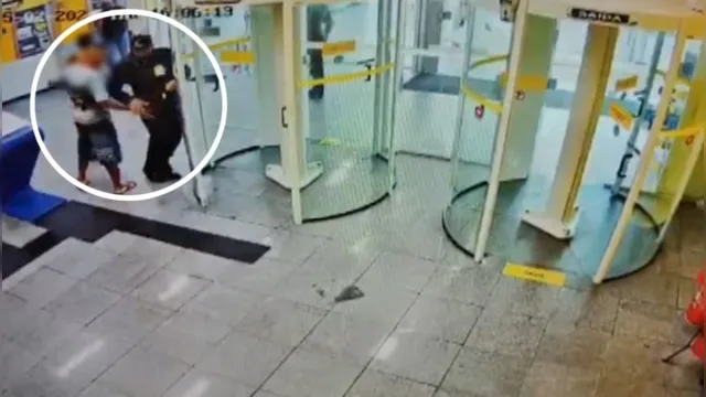 Imagem ilustrativa da notícia Vídeo: adolescente rouba arma e atira em vigilante de banco