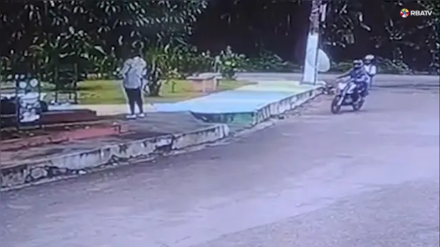 Imagem ilustrativa da notícia Vídeo: bandidos "fazem a limpa" em parada de ônibus em Belém