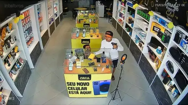 Imagem ilustrativa da notícia Vídeo: homem é baleado durante assalto a loja
