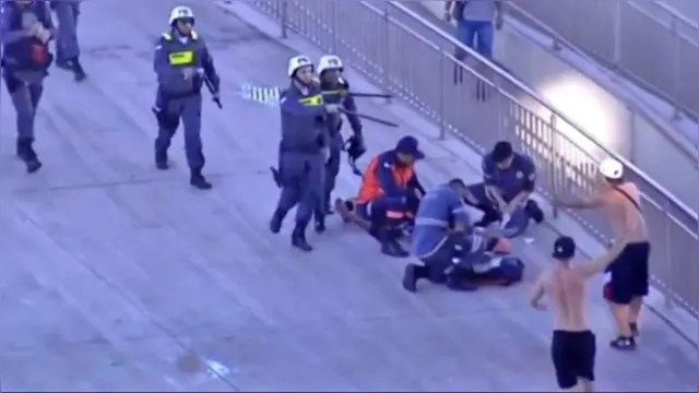 Imagem ilustrativa da notícia Flu x Atlético-MG: torcedor fica desacordado após briga