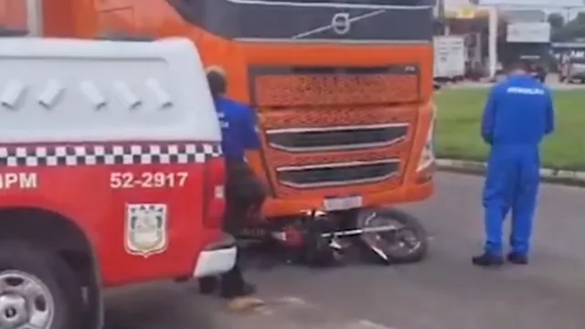 Imagem ilustrativa da notícia Vídeo: mulher morre em colisão de motocicleta com carreta