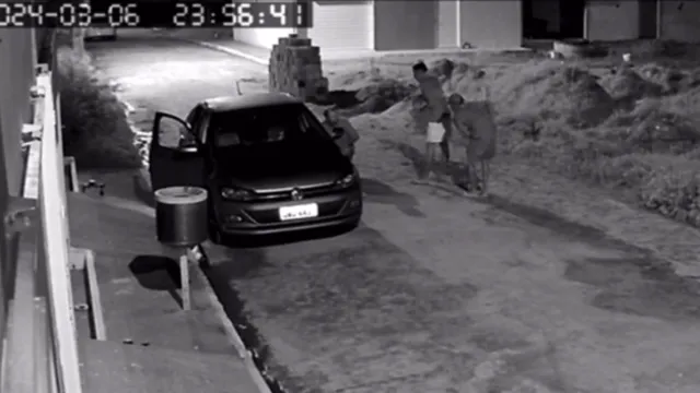 Imagem ilustrativa da notícia Vídeo: homem é baleado na frente da filha e tem carro levado