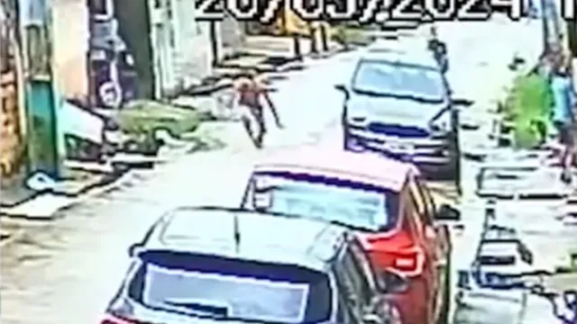 Imagem ilustrativa da notícia Vídeo: policial militar é baleado no bairro do Bengui