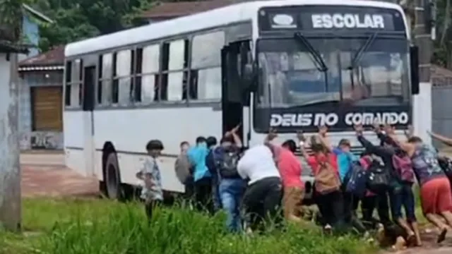 Imagem ilustrativa da notícia Vídeo: estudantes precisam empurrar ônibus escolar atolado