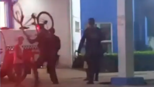 Imagem ilustrativa da notícia Vídeo: PM agride homem em frente a hospital de Juruti