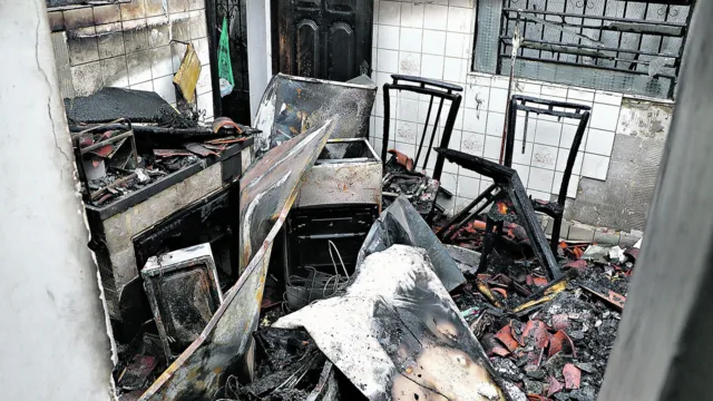 Imagem ilustrativa da notícia Casa pega fogo no bairro da Pedreira e cachorro quase morre