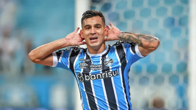 Imagem ilustrativa da notícia Grêmio não dá chances ao Athletico e vence por 2 a 0