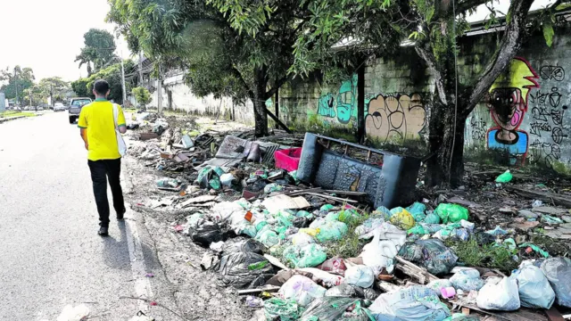 Imagem ilustrativa da notícia Lixo permanece acumulado em várias ruas da capital