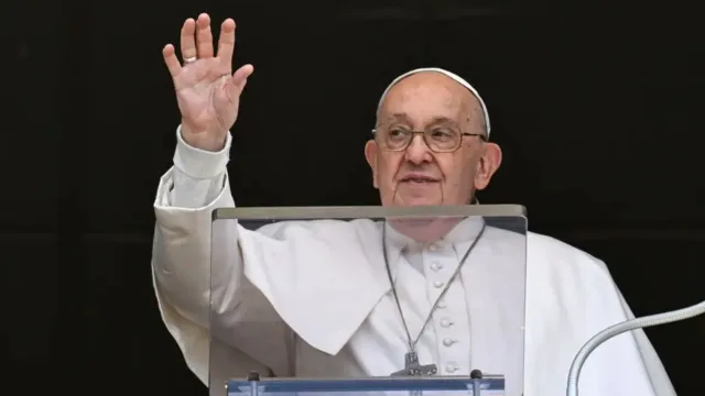 Imagem ilustrativa da notícia Papa Francisco faz críticas e compara armas a preservativos
