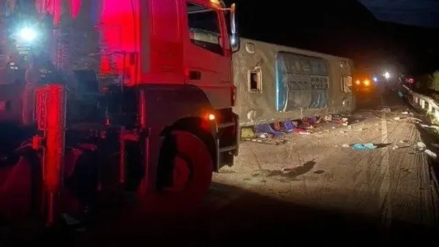 Imagem ilustrativa da notícia Acidente com ônibus mata 4 e fere 32 em estrada de Minas