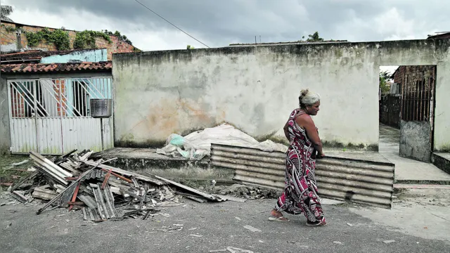 Imagem ilustrativa da notícia Moradores reconstroem casas e contam prejuízos após ventania