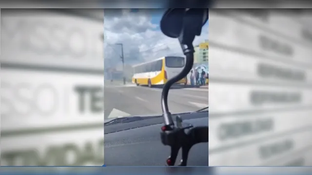 Imagem ilustrativa da notícia Vídeo: ônibus pega fogo em avenida de Belém