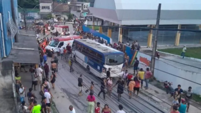 Imagem ilustrativa da notícia Ônibus atropela e mata 4 pessoas durante procissão no Recife